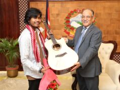 नेपाल आइडलका टाइटल विजेता परियारलाई प्रधानन्त्रीले भेटेरै दिए गितार उपहार नेपाल आइडलका टाइटल विजेता परियारलाई प्रधानन्त्रीले भेटेरै दिए गितार उपहार