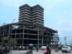 भक्तपुरको राधेराधे चोकको देब्रेपट्टि उभिएको अजङ्गको वेवारिसे भवन (फोटो फिचर)