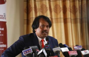 प्रधानमन्त्रीले १० पटक फोन गर्दासमेत कर्मचारीले टेर्दैनन् : सीके राउत
