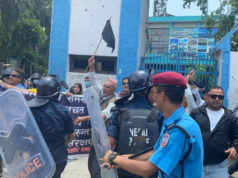 प्रधानमन्त्री दाहालाई पोखराका सहकारी पीडितले देखाए कालोझण्डा