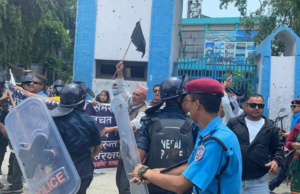 प्रधानमन्त्री दाहालाई पोखराका सहकारी पीडितले देखाए कालोझण्डा