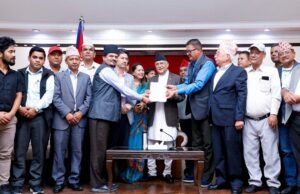 प्रधानमन्त्रीलाई रुकुम पश्चिम र रुकुम पूर्वका कांग्रेस र एमालेको ज्ञापनपत्र