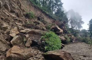 पर्यटकीय स्थल सैलुङ जाने सडक पहिरोले अवरुद्ध