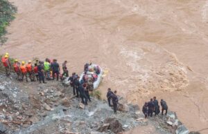 चितवन बस दुर्घटना अपडेट : बेपत्ता बस खोज्न गोताखोरसहित ७० जना परिचालन