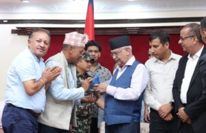 प्रधानमन्त्री ओलीलाई क्रसर उद्योग महासङ्घले बुझायो ज्ञापनपत्र