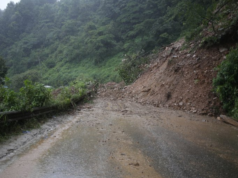 नागढुंगामा पहिरो खसेर दुईतर्फी सवारी अवरुद्ध