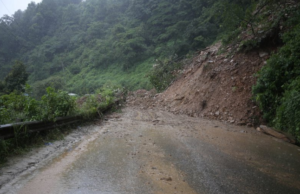 नागढुंगामा पहिरो खसेर दुईतर्फी सवारी अवरुद्ध