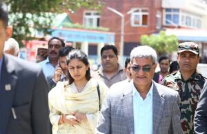 बस दुर्घटनाका घाइतेको अवस्था बुझ्न टिचिङ अस्पताल पुगिन् भारतीय राज्यमन्त्री खड्से