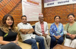 अवार्डका लागि करिस्मासहितका कलाकार उडे अमेरिका