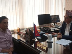 मन्त्री दाहाल र वरिष्ठ कलाकार हरिवंश आचार्यबिच विकास निर्माणका विषयमा छलफल