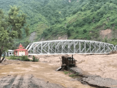 सुनकोसी नदीको जल सतहले हर्कपुर र घुर्मी जोड्ने पुलको ट्रस भाग छुन थाल्यो