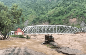 सुनकोसी नदीको जल सतहले हर्कपुर र घुर्मी जोड्ने पुलको ट्रस भाग छुन थाल्यो