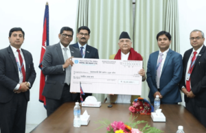 नेपाल एसबीआई बैंकद्वारा प्रधानमन्त्री दैवी प्रकोप उद्धार कोषमा २५ लाख सहयोग
