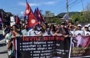 रवि लामिछानेका समर्थकले निषेधित क्षेत्र तोड्न खोजेपछि अश्रुग्याँस प्रहार