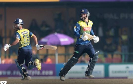 काठमान्डुले टस जितेर विराटनगरविरुद्ध बलिङ गर्दै