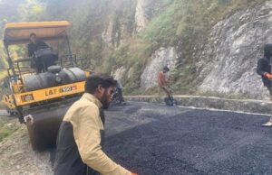 पर्वतको लुङ्खु–हुवास सडक धमाधम कालोपत्र हुँदै
