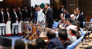 प्रधानमन्त्री ओलीले बोल्दाबोल्दै प्रतिनिधि सभा बैठक कक्षमा रास्वपा सांसदको प्रवेश