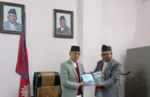 बागमती प्रदेश प्रमुख देवकोटालाई दलित आयोगको प्रतिवेदन हस्तान्तरण