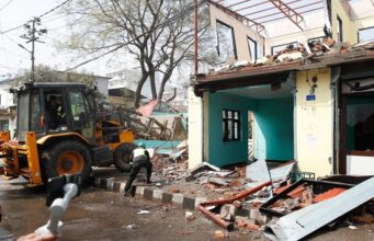 ललितपुर महानगरपालिकाले भत्कायो घर-टहरा